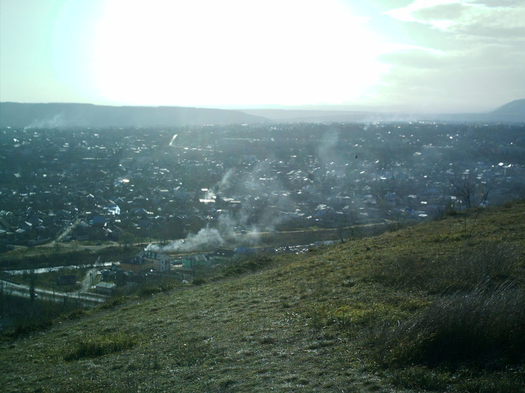 Вид на дым костров с горы Горячая