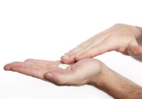 нанесение на руки жидких перчаток