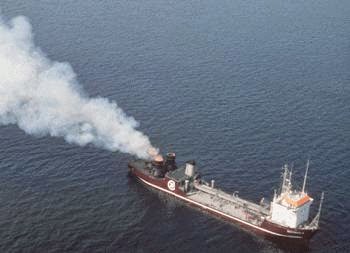 Судно Вулкан II сжигает токсичные отходы в Северном море 1987 г.