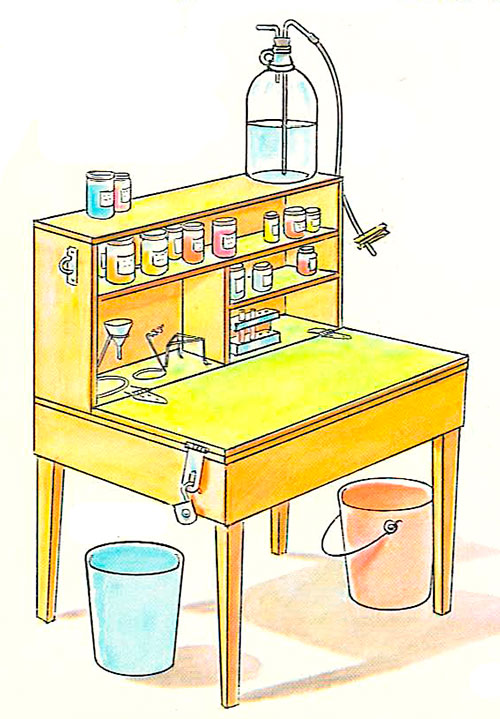Лабораторный стол с закрывающейся крышкой. Рисунок из книги The Golden Book of Chemistry Experiments
